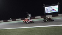 Pada prosesnya, Rossi malah melorot ke posisi empat usai dilewati Dovizioso dan Marquez. Dua pebalap ini gantian menyerang Zarco, sampai kemudian berhasil menyalip di putaran ke-18. Pertarungan juara pun selanjutnya jadi milik Dovizioso dan Marquez. (Foto: Mirco Lazzari gp/Getty Images)