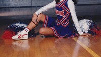 Saat muda ia ternyata seorang anggota cheerleader. #tbt to Texas high school cheerleader days, katanya dengan membubuhkan emoji berbentuk hati. (Foto: Instagram/jennadewan)