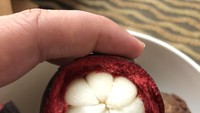 Wah, ternyata Siti Nurhaliza juga suka dengan buah manggis asal Indonesia ini lho! Foto: Instagram @ctdk