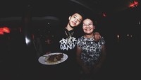 Sambil pegang piring berisi nasi dan ayam semur, Bastian berpose di sebelah ibunya. Kira-kira itu masakan ibunya, bukan ya? Foto: Instagram @bastiansteel