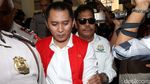 Pakai Rompi Tahanan Merah, Bos First Travel Tiba di PN Depok