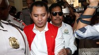Ketiganya datang ke PN Depok dengan memakai rompi tahanan warna merah.