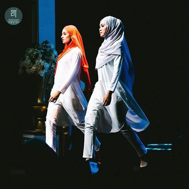 Sebelum menikah dengan Hafizh Syahrin, Suzana Manaf sudah sering jadi model untuk beragam pemotretan. Ia pun pernah berjalan di catwalk saat acara Haqiqi Fashion Week 2017. Foto: Instagram Suzana Manaf