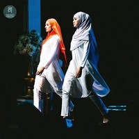 Sebelum menikah dengan Hafizh Syahrin, Suzana Manaf sudah sering jadi model untuk beragam pemotretan. Ia pun pernah berjalan di catwalk saat acara Haqiqi Fashion Week 2017. Foto: Instagram Suzana Manaf