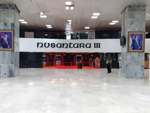 Situasi Sudah Kondusif, Petugas Pemadam Tinggalkan Gedung DPR