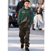 Vetements, Off-White, Supreme, label fashion favorit generasi hypebeast ini juga banyak mengisi koleksi busana Justin Bieber. Foto: Dok. Instagram