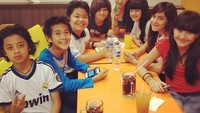 Ini waktu Bastian masih jadi salah satu anggota Coboy Junior. Mukanya masih pada polos, ya. Makannya juga di salah satu gerai fast food ternama. Foto: Instagram @bastiansteel