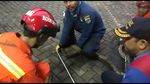 Detik-detik Ular Sanca 4 Meter Ditangkap di RM Padang