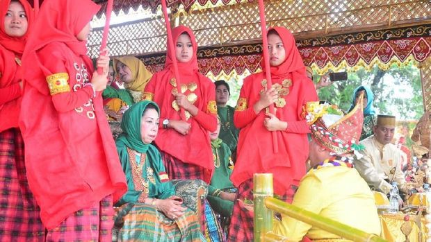 Kerajaan Bugis Nobatkan Raja Perempuan, Diarak di Tandu