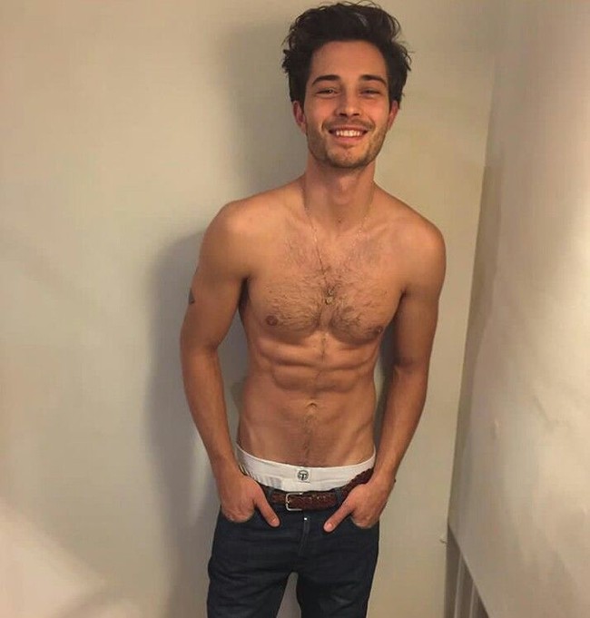 Nggak hanya ganteng, Chico juga punya tubuh atletis. (Foto: Instagram)