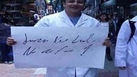 Kalau dokter ikut nulis spanduk untuk demo. (Foto: Instagram)