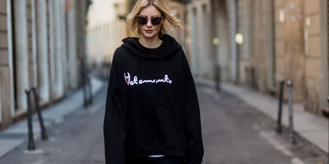 Vetements yang digawangi oleh desainer Demna Gvasalia dicintai kaum hypebeast karena kerap merilis koleksi busana yang unik. Dari celana jeans dengan lubang di bokong, lalu untuk koleksi musim semi 2018, bekerjasama dengan DHL merillis koleksi busana serba kuning khas perusahaan pengiriman paket asal Jerman itu. Foto: Ist.