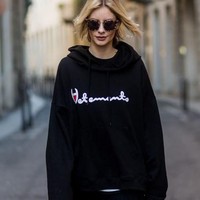 Vetements yang digawangi oleh desainer Demna Gvasalia dicintai kaum hypebeast karena kerap merilis koleksi busana yang unik. Dari celana jeans dengan lubang di bokong, lalu untuk koleksi musim semi 2018, bekerjasama dengan DHL merillis koleksi busana serba kuning khas perusahaan pengiriman paket asal Jerman itu. Foto: Ist.