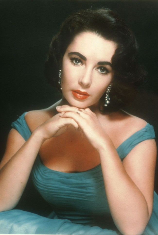 Alis berwarna hitam pekat jadi tren di era 50-an  berkat Elizabeth Taylor. Alisnya yang dirias tebal dan berwarna hitam terlihat kontras dengan kulitnya yang putih mulus bak porselen. Foto: Getty Images