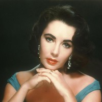 Alis berwarna hitam pekat jadi tren di era 50-an  berkat Elizabeth Taylor. Alisnya yang dirias tebal dan berwarna hitam terlihat kontras dengan kulitnya yang putih mulus bak porselen. Foto: Getty Images
