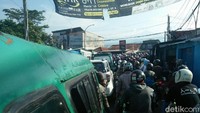 Polisi mengimbau warga menghindari Jalan AH Nasution dan sekitarnya. Sebab hingga pukul 09.20 WIB, truk puso yang mogok melintang belum juga dievakuasi, karena menunggu derek/Foto: Pool