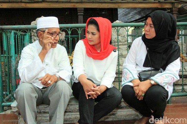 Selanjutnya adalah makam Sunan Giri yang berada di Kelurahan Sekarkurung, Kecamatan Kebomas, Kabupaten Gresik, Jawa Timur. Di area makam, ada Candi Bentar yang dijaga patung naga. (Foto: Deny Prastyo Utomo) Selanjutnya adalah makam Sunan Giri yang berada di Kelurahan Sekarkurung, Kecamatan Kebomas, Kabupaten Gresik, Jawa Timur. Di area makam, ada Candi Bentar yang dijaga patung naga. (Foto: Deny Prastyo Utomo)