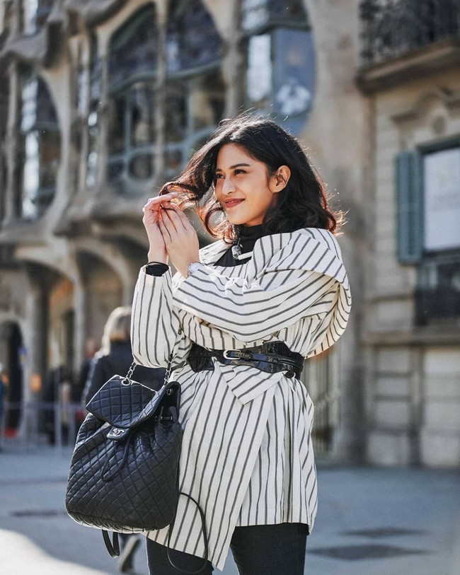 Bergaya di Barcelona dalam rangka menjalani tugasnya sebagai bintang iklan ponsel Samsung, Dian Sastrowardoyo terlihat membawa backpack atau tas rancel Chanel Black Quilted Lambskin Urban Spirit seharga US$ 3400 atau sekitar Rp 47 juta. Foto: Instagram/Dian Sastrowardoyo