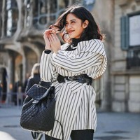 Bergaya di Barcelona dalam rangka menjalani tugasnya sebagai bintang iklan ponsel Samsung, Dian Sastrowardoyo terlihat membawa backpack atau tas rancel Chanel Black Quilted Lambskin Urban Spirit seharga US$ 3400 atau sekitar Rp 47 juta. Foto: Instagram/Dian Sastrowardoyo