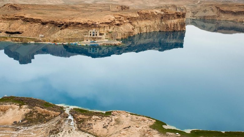 Percaya Nggak? Ada Danau Seindah Ini di Pedalaman Afghanistan