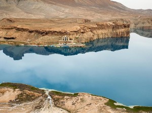 Percaya Nggak? Ada Danau Seindah Ini di Pedalaman Afghanistan