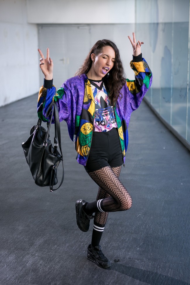 Kaum hypebeast biasanya lebih suka membelanjakan uangnya untuk fashion item terbaru ketimbang membeli barang yang memang sedang dibutuhkan. Kamu termasuk nggak? (Foto: Getty Images)