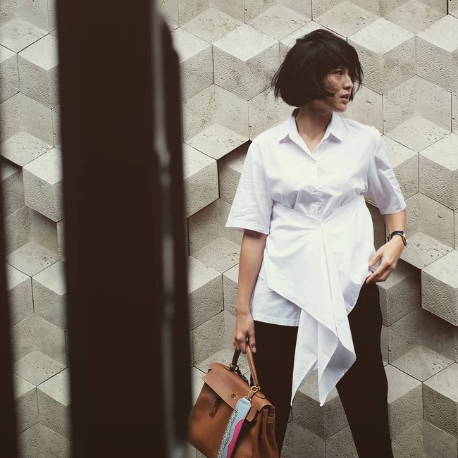 Memakai atasan dengan detail unik dari brand lokal MADRM, Dian Sastrowardoyo melengkapi penampilannya dengan tas Hermes Kelly togo 32 cm seharga US$ 18.950 atau sekitar Rp 261 juta. Foto: Instagram/Dian Sastrowardoyo
