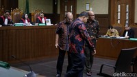 Freddy saat ini menjabat sebagai Ketua Bidang Organisasi dan Daerah Golkar. Kemudian, saksi meringankan lainnya, Melki (Ketua DPD I Golkar NTT), dianggap Novanto tahu akan kondisinya karena telah lama kenal dengannya.