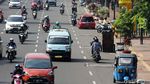 Bandel! Pemotor Ini Tak Pakai Helm dan Nekat Lawan Arus
