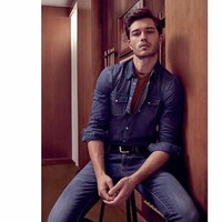 Chico Lachowski adalah model pria yang cukup diperhitungkan. Ia memiliki ketampanan dengan kharisma yang kuat. (Foto: Instagram)