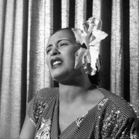 Pada masa kejayaan penyanyi jazz Billie Holiday di era 40-an, ia sangat dikenal dengan alis tipis dan panjang yang sangat simetris. Foto: Getty Images