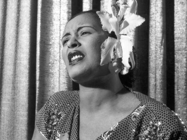 Pada masa kejayaan penyanyi jazz Billie Holiday di era 40-an, ia sangat dikenal dengan alis tipis dan panjang yang sangat simetris. Foto: Getty Images