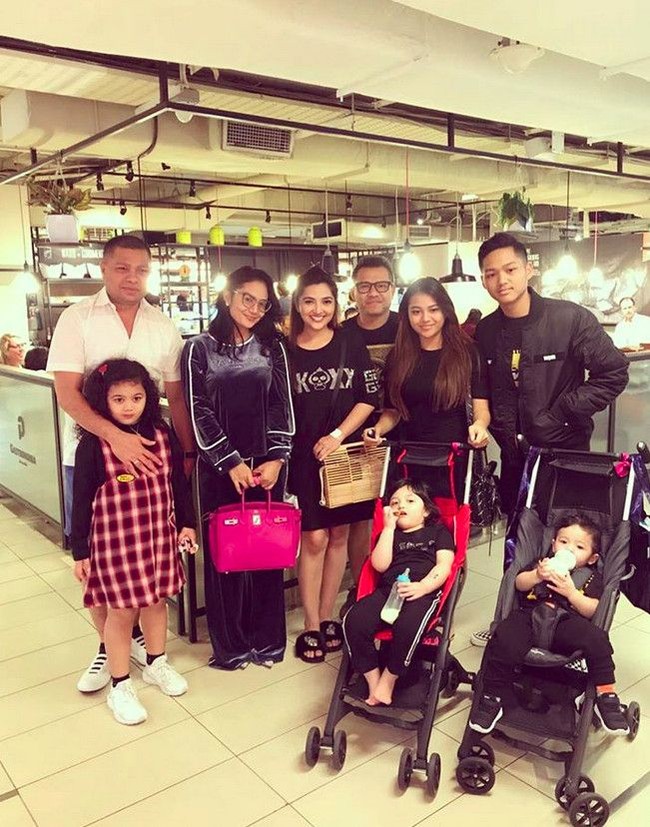 Istri dan mantan istri Anang, Ashanty dan KD, yang juga ibu dari Aurel Hermansyah, selalu kompak dan akrab. Soal penampilan, keduanya pun kerap bergaya dengan tas mewah berharga puluhan hingga ratusan juta rupiah. Inilah deretan gaya keduanya. Foto: Dok. Instagram