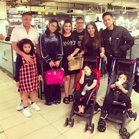 Istri dan mantan istri Anang, Ashanty dan KD, yang juga ibu dari Aurel Hermansyah, selalu kompak dan akrab. Soal penampilan, keduanya pun kerap bergaya dengan tas mewah berharga puluhan hingga ratusan juta rupiah. Inilah deretan gaya keduanya. Foto: Dok. Instagram