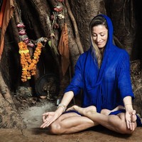 Rebecca bahkan melakukan perjalanan ke India untuk yoga dan meditasi. Foto: Instagram