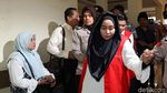 Pakai Rompi Tahanan Merah, Bos First Travel Tiba di PN Depok