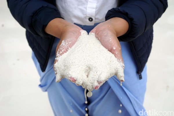 Pasirnya berwarna putih, dan teksturnya halus banget seperti tepung terigu. Tak banyak pantai di Indonesia yang pasirnya sehalus ini. (Wahyu/detikTravel) Pasirnya berwarna putih, dan teksturnya halus banget seperti tepung terigu. Tak banyak pantai di Indonesia yang pasirnya sehalus ini. (Wahyu/detikTravel)