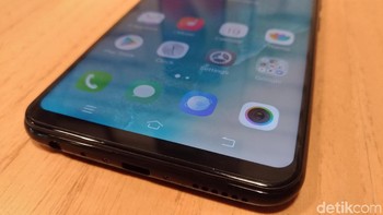 Sementara ini bagian bawahnya. Namun sayangnya, untuk detail spesifikasi, pihak Vivo masih belum mau mengungkapkan sampai waktu peluncuran resminya 29 Maret nanti. Foto: detikINET/Moch Prima Fauzi