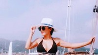 Di dalam Instagram pribadinya, Liu Yelin kerap membagikan posenya saat sedang berada di pantai. (queenyelin/Instagram)