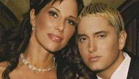 Eminem sudah menikahi Kimberly Scott sejak 1999 sampai 2001. Setelah berpisah lima tahun keduanya kembali menikah pada 2006, namun langsung bercerai kembali di tahun yang sama pula! Putus nyambung nih ceritanya? Foto: Istimewa
