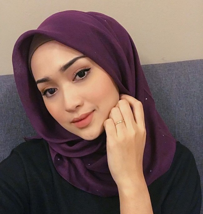 Si cantik Suzana Manaf memiliki gaya hijab yang sederhana khas hijabers Malaysia. Ia sering tampil mengenakan hijab shawl berbahan sifon atau memakai hijab segi empat seperti hijabers Indonesia. Foto: Instagram Suzana Manaf