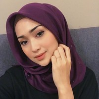 Si cantik Suzana Manaf memiliki gaya hijab yang sederhana khas hijabers Malaysia. Ia sering tampil mengenakan hijab shawl berbahan sifon atau memakai hijab segi empat seperti hijabers Indonesia. Foto: Instagram Suzana Manaf