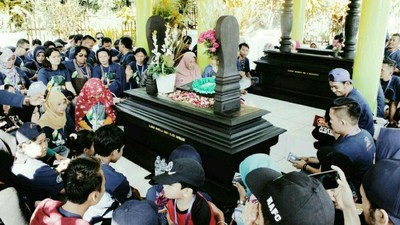 Ramainya Para Fans saat Ziarah Kuburan Nike Ardilla