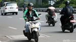 Bandel! Pemotor Ini Tak Pakai Helm dan Nekat Lawan Arus