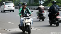 Driver ojek online ini juga nekat melawan arus.