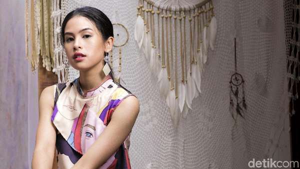 Wajah Serius Maudy Ayunda Wajah Serius Maudy Ayunda