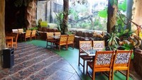 Kalau di Jatim Park 2 ada Jungle Fast Food Restaurant yang bisa jadi tempat makan sekaligus menyaksikan satwa-satwa eksotis. Foto: Istimewa