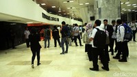 Para pegawai masih berkumpul di lobi.