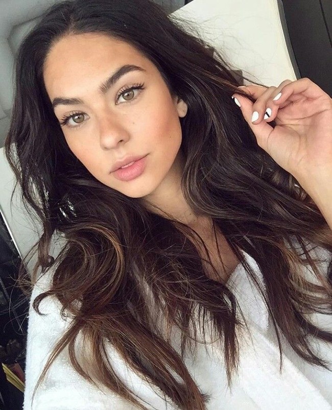 Ini Christen Harper, selebgram cantik dan seksi yang sering dipuji followers-nya punya kulit mulus dan cantik. Christen yang merupakan seorang model memang dituntut untuk punya wajah yang mulus. (Foto: Instagram)