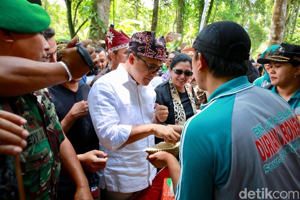 Di kampung ini, traveler bisa icip-icip berbagai jenis durian khas dari Banyuwangi. Kampung Durian terletak di Dusun Sembawur, Desa Songgon, Kecamatan Sonngon, Banyuwangi. (Ardian/detikTravel) Di kampung ini, traveler bisa icip-icip berbagai jenis durian khas dari Banyuwangi. Kampung Durian terletak di Dusun Sembawur, Desa Songgon, Kecamatan Sonngon, Banyuwangi. (Ardian/detikTravel)